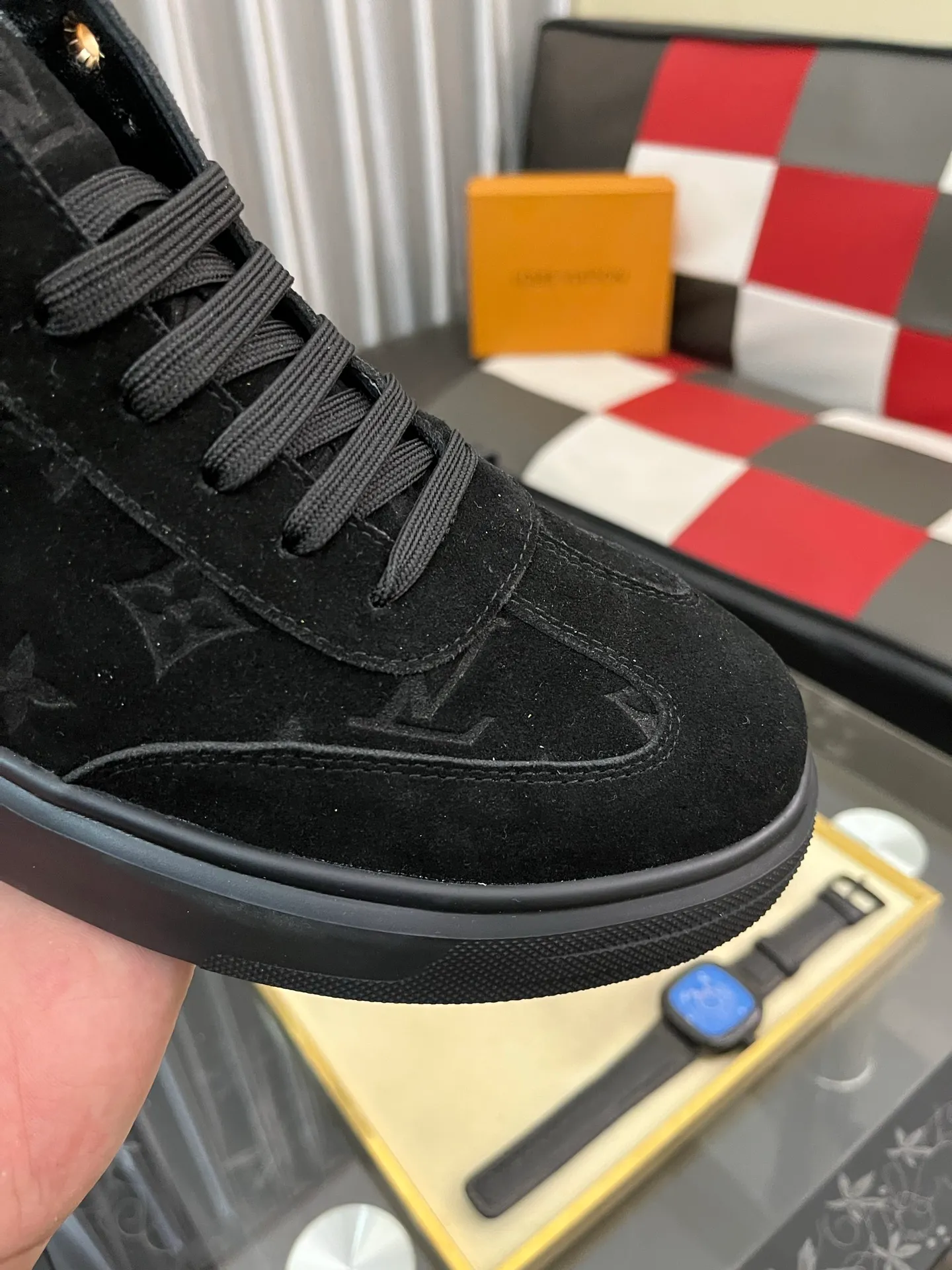 Ex-factory price: 420⌚️⌚️《Louis vuitton/LV Louis Vuitton》original quality.~ Unique modern style sneakers. 🏃A must-have casual shoe for trendy men😍😍 Original brand imported from Italy, imported original leather, cowhide lining (refuses to discolor and grind feet) sole: original sole provided by the original factory, French lazy style design ⚠️Fit to the feet, original quality, super comfortable original sole. Code number: 38-443️⃣Colors available